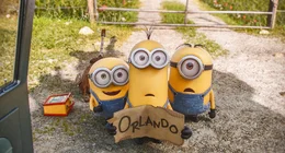 Die Minions (v.l.) Bob, Kevin und Stuart wollen per Anhalter nach Orlando reisen, um dort eine Zusammenkunft von Schurken aufzusuchen.  +++ Die Verwendung des sendungsbezogenen Materials ist nur mit dem Hinweis und Verlinkung auf RTL+ gestattet. +++