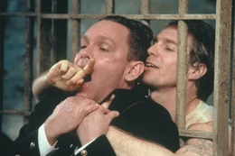 Immer wieder kommt es zu &Uuml;bergriffen zwischen den H&auml;ftlingen und den W&auml;rtern. Auch Brutus Howell (David Morse, l.) wird Opfer einer hinterh&auml;ltigen Tat ...