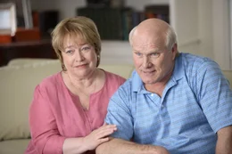 Um ihren Sohn endlich aus dem Haus zu bekommen und endlich ihr eigenes Leben, leben zu k&ouml;nnen, engagieren Sue (Kathy Bates, l.) und Al (Terry Bradshaw, r.) eine professionelle "Ausziehhilfe" ...