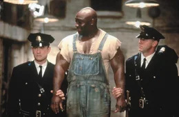 Seit der Einlieferung von John Coffey (Michael Clarke Duncan, M.) m&uuml;ssen Paul (Tom Hanks, l.) und Brutus Howell (David Morse, r.) erleben, wie pl&ouml;tzlich ganz seltsame Dinge geschehen, die ihr ganzes Weltbild in Frage stellen ...
