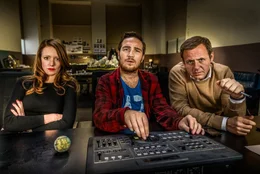 Die gefakte Geiselnahme l&auml;uft unter Beobachtung von PR-Managerin Vanessa Kramer (Lavinia Wilson, l.), Videotechniker Paul (Frederik Lau, M.) und Psychologe Peter Krau&szlig;mann (Samuel Finzi, r.) aus dem Ruder.