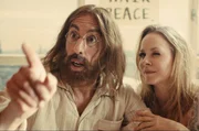 John Lennon (Alexander Schubert) hat einen Bad Hair Day. Bei seinem Bed-In kommt es zu einer unvorhergesehenen Wendung. Nicht seine Frau Yoko Ono liegt neben ihm im Bett, sondern ein holl&auml;ndisches Groupie (Jasmin Schwiers).