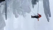 Will Gadd schlägt beim Klettern an den Helmcken Falls Eis von einem Seil ab. (obligatorischer Kredit: Red Bull Media House) Will Gadd schlägt beim Klettern an den Helmcken Falls Eis von einem Seil ab. (obligatorischer Kredit: Red Bull Media House)