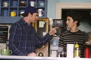 Luke (Scott Patterson, l.) m&ouml;chte dem leiblichen Vater von Jess (Milo Ventimiglia, r.) verbieten, seinen Sohn zu sehen, denn das Leben von Jess ist eh schon turbulent genug. Doch wird ein Verbot ein Treffen wirklich verhindern?