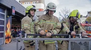 Feuerwehr&uuml;bung mit Jugendlichen von Kiezprojekt und Y-Reporter.