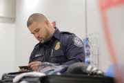 CBP-Beamter Rimola kontrolliert eine Brieftasche w&auml;hrend einer Gep&auml;ckkontrolle am Miami International Airport.