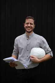 Severin ist Architekt. Er will auf dem Land Altes und Neues zusammenbringen. Ein Baudenkmal im Ort soll saniert werden.