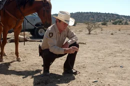 Sheriff Bell (Tommy Lee Jones) am Schauplatz des Verbrechens.