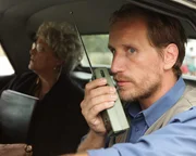 Harry Phillips (played by Ol&eacute; Erdmann) radios Sam Donaldson (played by Eduardo Ribas).