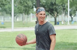 Hat zum Missfallen seiner Eltern nicht vor, aus dem Hotel Mama auszuziehen: Tripp (Matthew McConaughey) ...