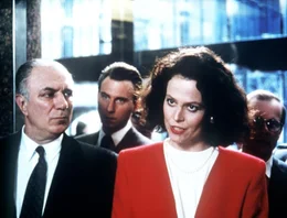 Katherine (Sigourney Weaver, r.) hat sich den Mega-Deal mit dem Industriellen Oren Trask (Philip Bosco, l.) zur&uuml;ckerobert. Aber sie triumphiert zu fr&uuml;h ...