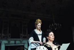 Abigail (Emma Stone, l.); K&ouml;nigin Anne (Olivia Colman, r.)