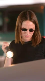 Sara Sidle (Jorja Fox) sucht am Tatort nach Spuren und macht einen interessanten Fund...