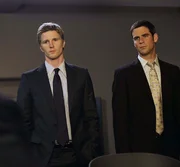 Ist Connor Dunbrook (Thad Luckinbill, l.) ein Betr&uuml;ger? Detective Don Flack (Eddie Cahill) nimmt die Ermittlungen auf.