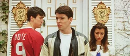 Der notorische Schulschw&auml;nzer Ferris (Matthew Broderick, M.) kann seine Freundin Sloane (Mia Sara, r.) und seinen besten Freund Cameron (Alan Ruck, l.) &uuml;berreden, in dessen Vaters Ferrari nach Chicago zu brausen ...