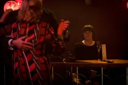 Susanne (Steffi K&uuml;hnert) schaut ihrer Freundin Maria (Johanna Gastdorf) beim Tanzen zu.