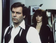 Jonathan (Robert Wagner, l.) und Jennifer (Stefanie Powers, r.) stehen dem hemmungslosen Entführer des kleinen Jess gegenüber.