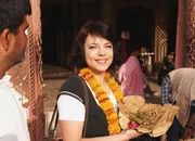 SF Spezial: Fernweh Zug um Zug Folge 1 Gl&uuml;cksbringer: Mona Vetsch mit einer gesegneten Statuette des Reisegottes Ganesh vor dem Tempel in Jaipur