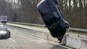 Autobahn-Raser schneiden eine unbeteiligte Fahrerin, die daraufhin einen schweren Unfall hat.