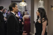 Auf der Gala angekommen, schafft es Max (Kat Dennings, r.), Johnny (Nick Zano, l.) endg&uuml;ltig abzuservieren ...