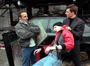 Nach der Verfolgungsjagd können Tom (Rene Steinke, re.) und Semir (Erdogan Atalay, li.) Kempinski (Guido Thurk) auf einem Schrottplatz stellen. Nach der Verfolgungsjagd können Tom (Rene Steinke, re.) und Semir (Erdogan Atalay, li.) Kempinski (Guido Thurk) auf einem Schrottplatz stellen.