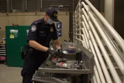 CBP-Beamter Gaudi verwendet ein Gemini-Ger&auml;t, um die Substanz zu testen, die im Fahrzeug eines Verd&auml;chtigen in Calexico, Kalifornien, gefunden wurde (National Geographic for Disney)