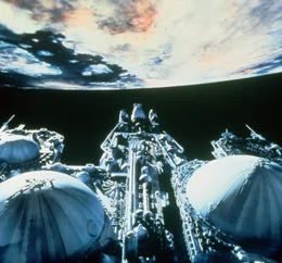 Die Crew des Weltraumfrachters befindet sich im Jahr 2037 auf dem R&uuml;ckweg zur Erde, als ihr Schiff ein Notsignal empf&auml;ngt.