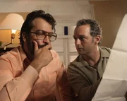 Der Geheimdienst Israels hat in der Nachkriegszeit speziell ausgebildete Agententeams jahrelang ausgebildet, um fl&uuml;chtige Naziverbrecher in der Welt gefangen zu nehmen. Die Dokureihe 'Die Nazij&auml;ger - Sp&auml;te Gerechtigkeit' zeichnet acht der aufwendigsten und waghalsigsten Missionen dieser Spezialeinheit nach. Hier der Fall Kurt Lischka. Eli (Edi Raffa) und David (Daniel Braga)