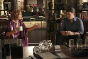 Martha (Susan Sullivan, l.) redet ihrem Sohn (Nathan Fillion, r.) ins Gewissen, seiner Kollegin Kate Beckett endlich seine wahren Gef&uuml;hle f&uuml;r sie zu offenbaren ...