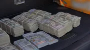 Bei einem HSI-Einsatz in Chicago wurden im Kofferraum des Fahrzeugs eines Verd&auml;chtigen stapelweise Bargeld gefunden.