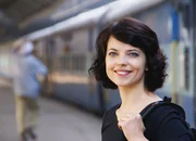 SF Spezial: Fernweh Zug um Zug Folge 1 Moderatorin Mona Vetsch am Bahnhof von Mumbai