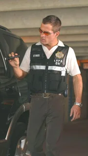 Nick Stokes (George Eads) sucht nach Spuren, die zu dem M&ouml;rder f&uuml;hren.