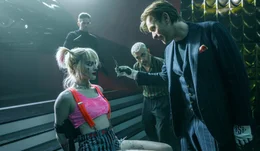 Harley Quinn (Margot Robbie, vorne l.), Roman Sionis (Ewan McGregor, vorne r.)