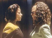 Star Trek _ Raumschiff Voyager Sulan, der Chefchirurg hat B'Elanna Torres (Roxann Biggs-Dawson) ihre klingonische DNA entzogen in der Hoffnung, einen Impfstoff gegen die Volksseuche zu finden. Star Trek _ Raumschiff Voyager Sulan, der Chefchirurg hat B'Elanna Torres (Roxann Biggs-Dawson) ihre klingonische DNA entzogen in der Hoffnung, einen Impfstoff gegen die Volksseuche zu finden.
