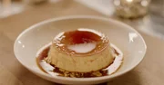 Das Rezept von Nigellas Gro&szlig;mutter f&uuml;r Cr&egrave;me Caramel inspiriert zu einem einfachen, aber eleganten Dessert mit Karamellpudding.