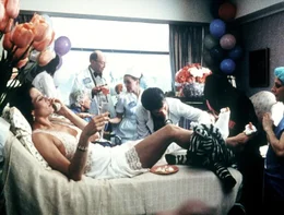 Selbst im Krankenhaus tanzen alle nach Katherines (Sigourney Weaver) Pfeiffe ...