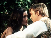 Als Madeline Bennett (Laura Campbell, l.) John-Boys (Richard Thomas, r.) Gef&uuml;hle erwidert, beschlie&szlig;en die beiden, gemeinsam nach New York zu gehen ...