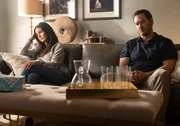 Dr. Lila Kyle (Emmanuelle Chriqui, l.); Brad Wolgast (Mark-Paul Gosselaar, r.)