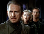 Alar (Rene Auerjonois,li.) vom Planeten Euronda ruft das SG-1 Team um Hilfe gegen aggressive feindliche Angreifer, die seinen Planeten attackieren. (Bild hinten: Amanda Tapping, Micheal Shanks) Alar (Rene Auerjonois,li.) vom Planeten Euronda ruft das SG-1 Team um Hilfe gegen aggressive feindliche Angreifer, die seinen Planeten attackieren. (Bild hinten: Amanda Tapping, Micheal Shanks)