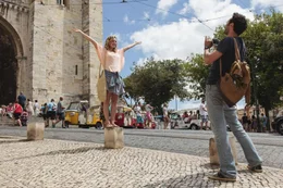 Frisch verliebt in Lissabon - was k&ouml;nnte sch&ouml;ner sein? Eva (Felicitas Woll, l.) und Luis (Renato Schuch, r.) verbringen gemeinsam wunderbare Wochen voller romantischer Sonnenunterg&auml;nge, aufregenden Sightseeing-Touren und feuchtfr&ouml;hlichen Familienbesuchen auf dem Lande - bis Eva schwanger wird ...; Frisch verliebt in Lissabon - was k&ouml;nnte sch&ouml;ner sein? Eva (Felicitas Woll, l.) und Luis (Renato Schuch, r.) verbringen gemeinsam wunderbare Wochen voller romantischer Sonnenunterg&auml;nge, aufregenden Sightseeing-Touren und feuchtfr&ouml;hlichen Familienbesuchen auf dem Lande - bis Eva schwanger wird ...
