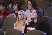 Max (Kat Dennings, r.) und Caroline (Beth Behrs, l.)