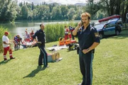 Polizist Charlie (Thomas Birnstiel) und Polizist Siggi Loisl (Sebastian Gerold) lassen den See nach einem verschwundenen Ehepaar absuchen.