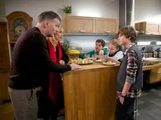 Auch im Hause Heilmann laufen die Vorbereitungen f&uuml;r das Osterfest. Da sich Jonas und Lisa die letzten Jahre beim Ostereiersuchen unterfordert f&uuml;hlten, will Roland Heilmann dieses Mal schwerere Verstecke ausfindig machen und l&auml;uft zur Hochform auf. Auch Sarah Marquardt und ihren Sohn Bastian l&auml;dt er ein.