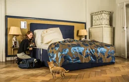 Vanessa Kramer (Lavinia Wilson) sucht im Schlafzimmer ihres Chefs Bruno Bickstein nach dem versteckten "Notgroschen" des schwerreichen Unternehmers.
