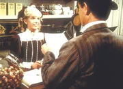 Nancy (Allison Balson, l.) gibt Mr. Montagne (Robert Casper, r.) ihren Schulaufsatz zum Lesen.