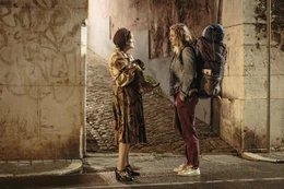 Kaum nach Deutschland zur&uuml;ckgekehrt, packt Eva (Felicitas Woll, r.) schon wieder ihren Rucksack, um ihren Urlaubsflirt wiederzufinden. Doch in Lissabon wei&szlig; niemand, wo der Fotograf Luis lebt. Nur Am&eacute;lia (Isabel Ruth, l.), die eine Vorliebe f&uuml;r tragische Liebesgeschichten und Yorkshire Terrier hat, die den Namen "Egon" tragen, hilft ihr weiter ...