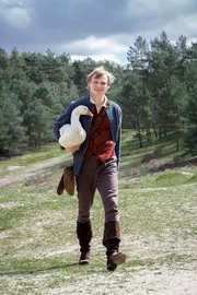 Beschwingt setzen Hans (Anton Spieker) und seine Gans die Reise fort. Beschwingt setzen Hans (Anton Spieker) und seine Gans die Reise fort.