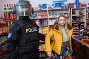 Vicky (Elizabet Bezgrebelnaya) wird nach dem gescheiterten Raubüberfall von einem Polizisten (Komparse) aus dem Laden gebracht. Vicky (Elizabet Bezgrebelnaya) wird nach dem gescheiterten Raubüberfall von einem Polizisten (Komparse) aus dem Laden gebracht.