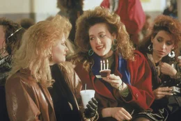 Bei ihrer Freundin Cynthia (Joan Cusack, r.) findet Tess McGill (Melanie Griffith, l.) immer ein offenes Ohr.
