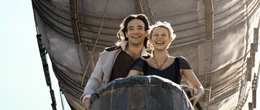 Weil Yvaine (Claire Danes, r.) und Tristan (Charlie Cox, l.) beim Benutzen der Zauberkerze beide an etwas anderes gedacht haben, landen sie auf dem Piratenschiff von Captain Shakespeare, das von einem Zeppelin gehalten wird.
